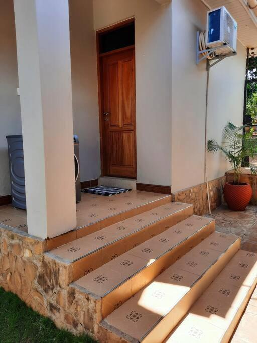 Ellyz Home Stay Moshi Buitenkant foto