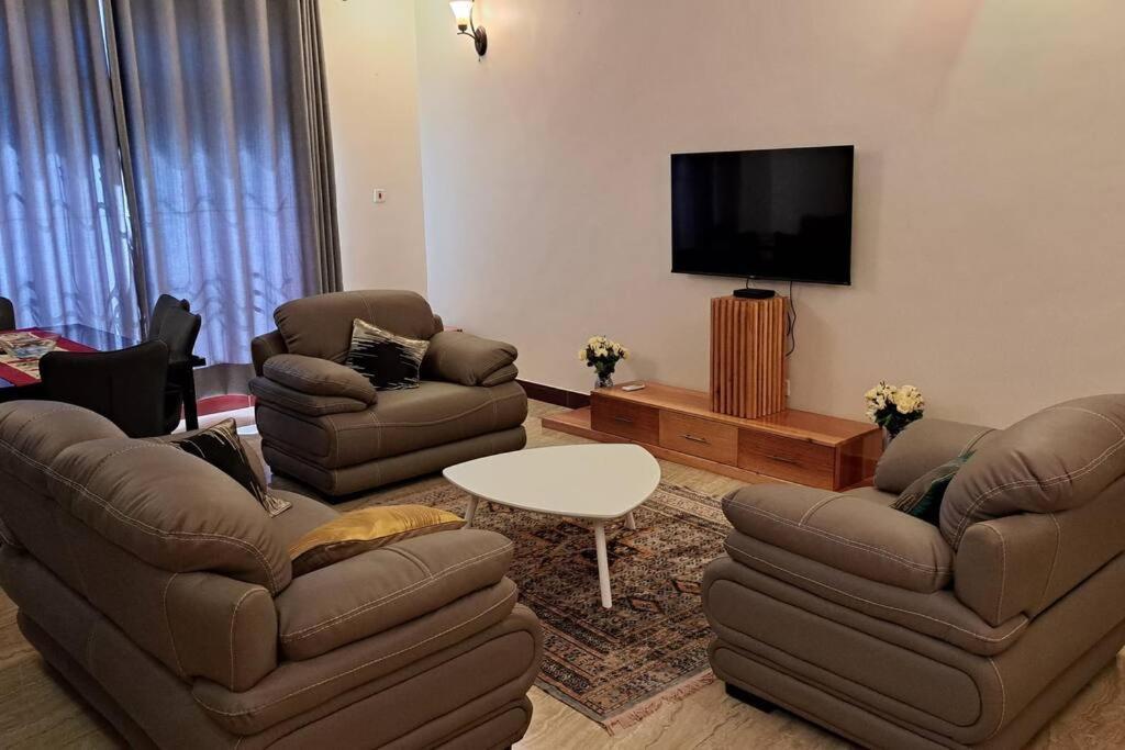 Ellyz Home Stay Moshi Buitenkant foto