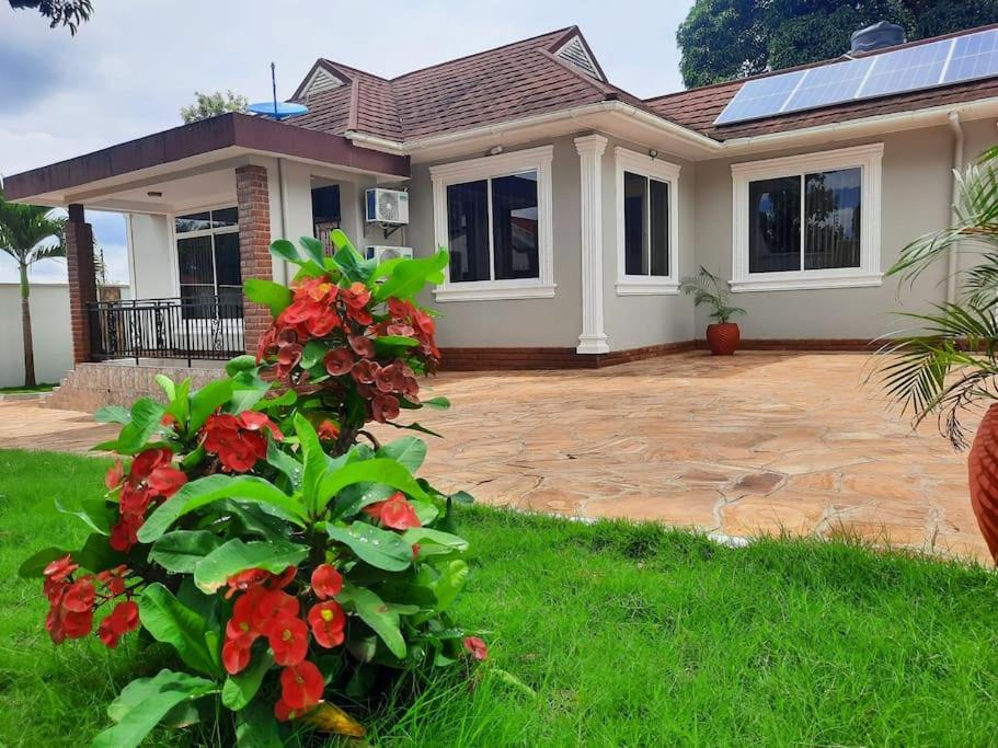 Ellyz Home Stay Moshi Buitenkant foto