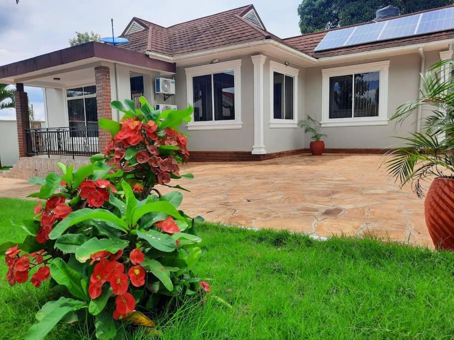 Ellyz Home Stay Moshi Buitenkant foto