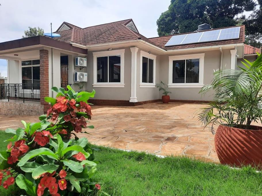 Ellyz Home Stay Moshi Buitenkant foto