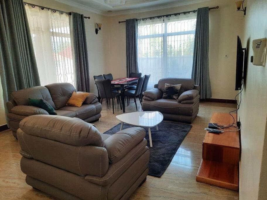 Ellyz Home Stay Moshi Buitenkant foto