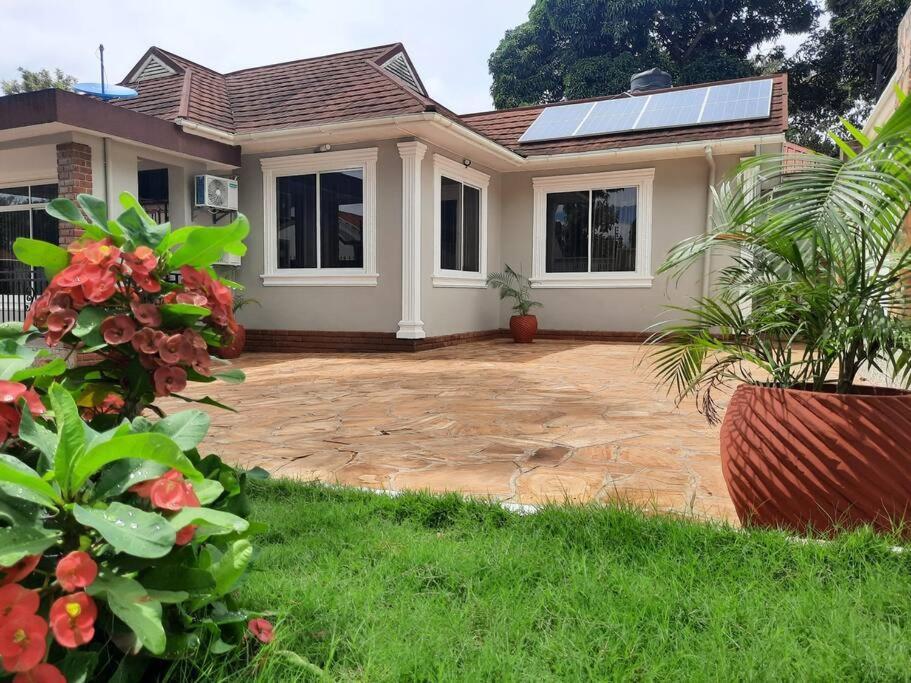 Ellyz Home Stay Moshi Buitenkant foto