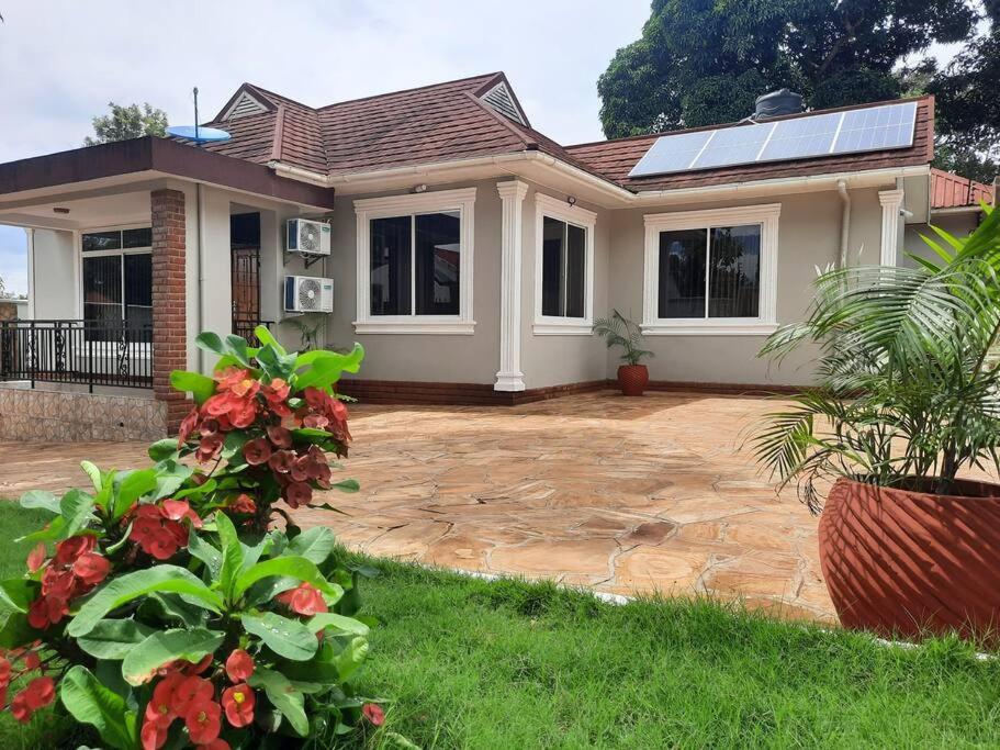 Ellyz Home Stay Moshi Buitenkant foto