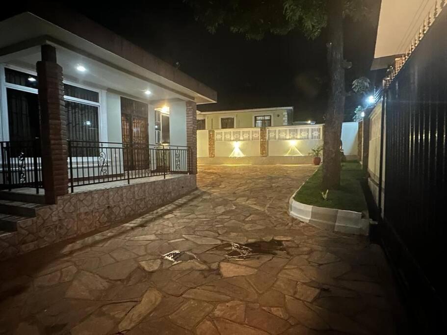Ellyz Home Stay Moshi Buitenkant foto