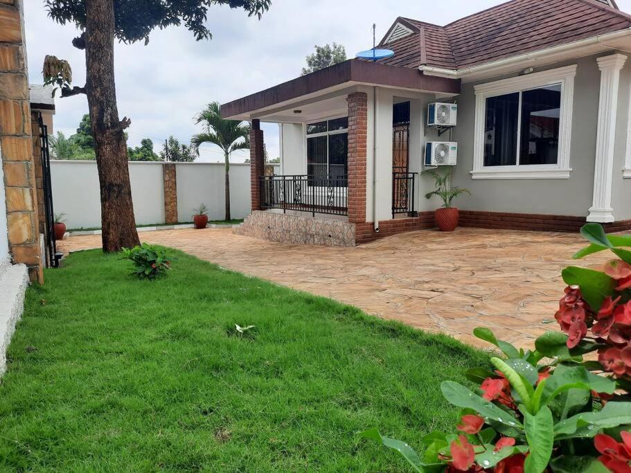 Ellyz Home Stay Moshi Buitenkant foto